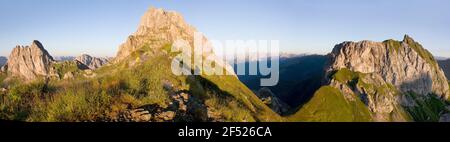 Morgenblick von den Karnischen Alpen oder Alpi Carniche - Berg Peralba und Pic Chiadenis - Sexterer Dolomiten oder Dolomiti di Sesto Behind - Italien Stockfoto