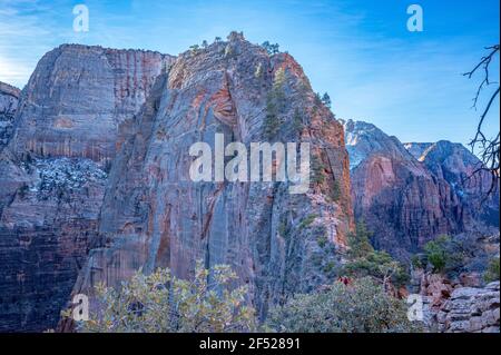 Ansicht der Angels Landing Chain Sektion als Szene von Scouts Landing im Zion National Park, Utah, USA Stockfoto