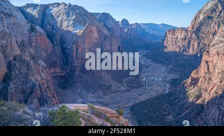 Gipfelblick von der Spitze der Angels Landing im Zion National Park, Utah, USA Stockfoto