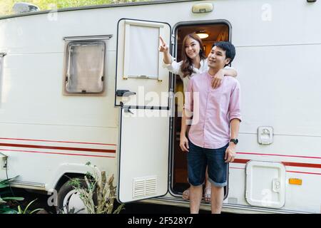 Glückliches junges Paar mit einem Wohnmobil Wohnmobil Wohnmobil Stockfoto