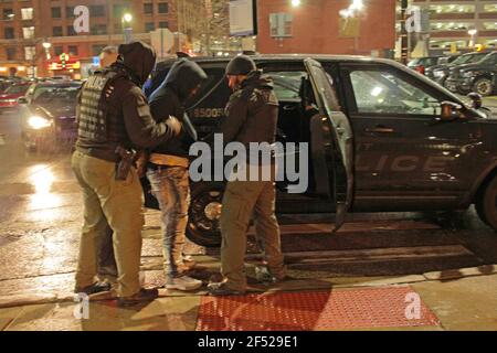 Die Polizei verhaftete einen Mann in der Innenstadt von Detroit, Michigan, USA Stockfoto