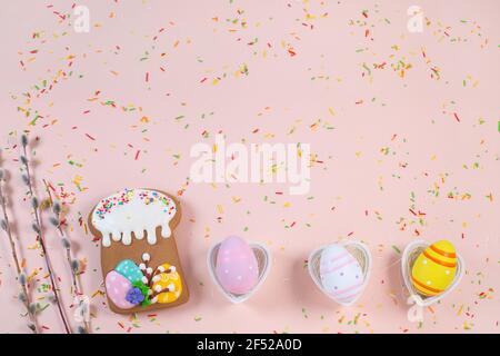 Lebkuchen in Form eines osterkuchen und bunte Eier auf hellem Hintergrund. Süßigkeiten für Ostern feiern. Stockfoto