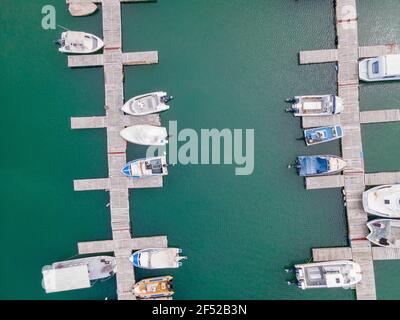 Boote gesehen, die in der Bucht angedockt sind, aus einem hohen Winkel aufgenommen Stockfoto