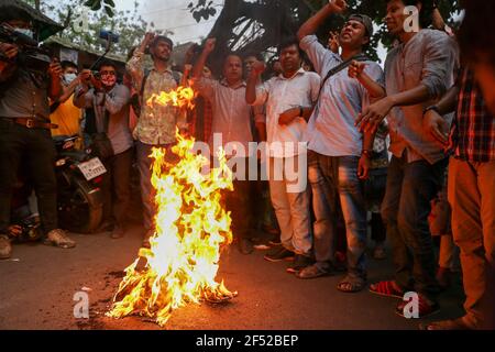 Dhaka, Bangladesch. März 2021, 23rd. Mehrere Mitglieder der Progressive Students Alliance wurden verletzt, als die Chhatra League von Bangladesch sie bei einem Protest gegen den Besuch des indischen Premierministers Narendra Modi Angriff. (Foto von Md. Mir Hossen Roney/Pacific Press) Quelle: Pacific Press Media Production Corp./Alamy Live News Stockfoto