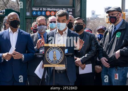 Stadtratsmitglied Ydanis Rodriguez spricht bei einer Kundgebung an der West 4th Street Station, um die Wiederherstellung der Service-C- und F-Linien auf das Niveau vor der Pandemie zu fordern. TWU Local 100 Offiziere und Mitglieder wurden von Brooklyn Borough Präsident Eric Adams, der für den Bürgermeister läuft, Ratsmitglieder Brad Lander und Ydanis Rodriguez, der der Vorsitzende des Stadtrats Transportkomitee ist, beigetreten. Die politischen Führer unterstützten auch den Sammelklage der Gewerkschaft, um MTA jegliche künftige Dienstleistungskürzungen zu blockieren. (Foto von Lev Radin/Pacific Press) Stockfoto