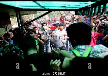 Dhaka, Bangladesch. März 2021, 23rd. Mehrere Mitglieder der Progressive Students Alliance wurden verletzt, als die Chhatra League von Bangladesch sie bei einem Protest gegen den Besuch des indischen Premierministers Narendra Modi Angriff. (Foto von Md. Mir Hossen Roney/Pacific Press) Quelle: Pacific Press Media Production Corp./Alamy Live News Stockfoto