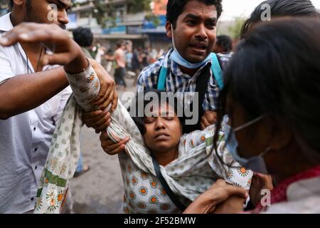 Dhaka, Bangladesch. März 2021, 23rd. Mehrere Mitglieder der Progressive Students Alliance wurden verletzt, als die Chhatra League von Bangladesch sie bei einem Protest gegen den Besuch des indischen Premierministers Narendra Modi Angriff. (Foto von Md. Mir Hossen Roney/Pacific Press) Quelle: Pacific Press Media Production Corp./Alamy Live News Stockfoto