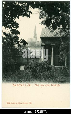 Blick vom alten Friedhof auf die Kirche Hainichen. Blick vom alten Friedhof auf die Kirche Stockfoto