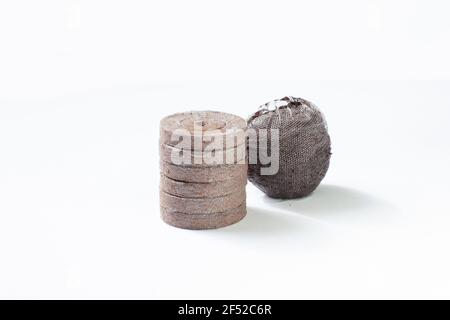 Isolierte, verdichtete Torfpellets (POD) für den Saatgutanbau werden von Gärtnern verwendet. Torf wird nicht nachhaltig geerntet und hat zu irreversiblen Schäden geführt. Coc Stockfoto