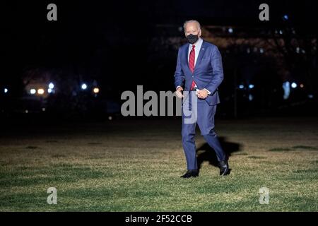 Washington, Usa. März 2021, 23rd. US-Präsident Joe Biden spaziert am Dienstag, den 23. März 2021, auf dem South Lawn des Weißen Hauses in Washington, DC nach einem Tagesausflug nach Columbus, Ohio. Foto von Stefani Reynolds/UPI Kredit: UPI/Alamy Live Nachrichten Stockfoto
