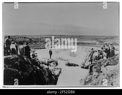 Akureyri (Island). Touristengruppe (Passagiere des Hochsee-Passagierdampfers 'Victoria Luise') am Kopf der Glera-Fälle. Blick nach oben (nach Südwesten) Stockfoto