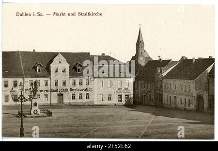 Markt und Stadtkirche Dump. Blick über den Markt mit Siegesdenkmal aus dem Jahr 1870/1871 auf die Stadtkirche unserer lieben Frauen Stockfoto