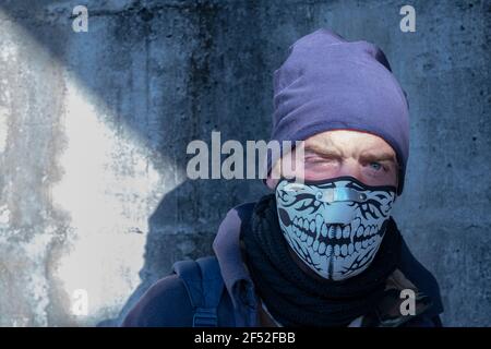 Blaue Augen Junge trägt Maske, ernst aussehen Stockfoto