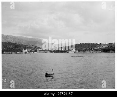 Villefranche / Frankreich: Blick vom See. Blick vom Schiff auf die Bucht mit Villefranche, Stockfoto
