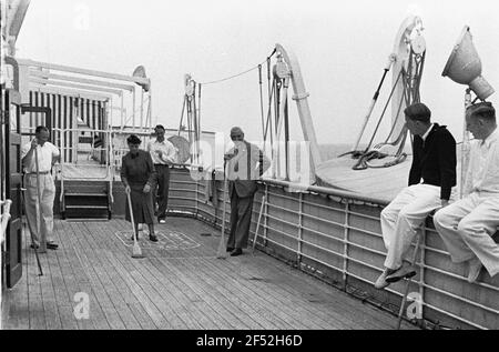 Boardleben Milwaukee. Passagiere spielen auf dem Shuffleboard des Oberdecks Stockfoto