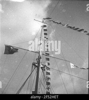 KDF (Macht durch Freude) - Monte Olivia. Teilansicht der Takelage mit Hakenkreuzflagge und KDF-Bannern Stockfoto