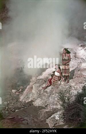 Neuseeland, Maori an einem Wasserfall Stockfoto