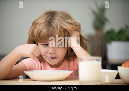 Abendessen für Kinder. Portrait von Spaß Kind mit gesunden leckeren Snack. Kleines Kind posiert am Küchentisch. Stockfoto