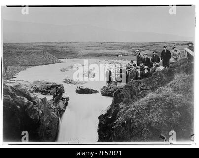 Akureyri (Island). Touristengruppe (Passagiere des Hochsee-Passagierdampfers 'Victoria Luise') am Kopf der Glera-Fälle. Blick nach oben (nach Südwesten) Stockfoto