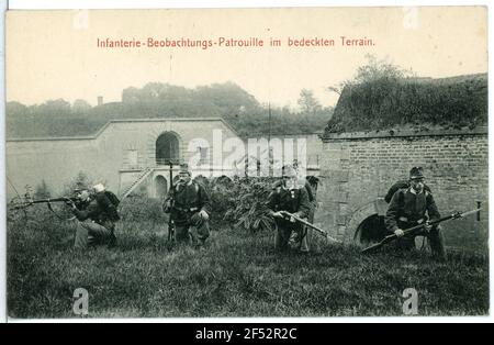 Infanterie-Beobachtungspatrouille im überdachten Gelände Theresienstadt. Infanterie-Beobachtungspatrouille im überdachten Gelände Stockfoto