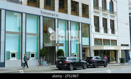 Tiffany & Co. Geschäft am Union Square in der Innenstadt von San Francisco, Kalifornien; amerikanischer Luxusschmuckhändler und Spezialitätenhändler, gegründet 1837. Stockfoto