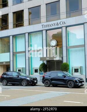 Tiffany & Co. Geschäft am Union Square in der Innenstadt von San Francisco, Kalifornien; amerikanischer Luxusschmuckhändler und Spezialitätenhändler, gegründet 1837. Stockfoto