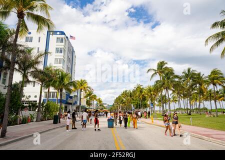 Menschen auf dem Ocean Drive Spring Break 2021 Stockfoto