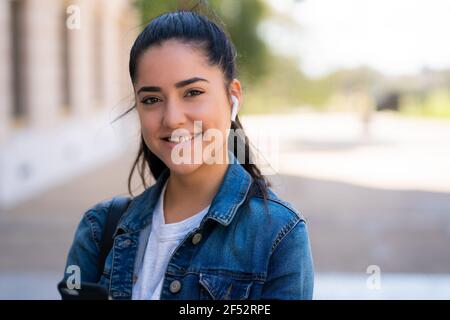 Frau, die Musik mit Ohrhörern hört. Stockfoto