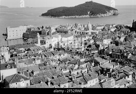 Reisefotos Kroatien. Dubrovnik (Ragusa). Altstadt mit St. Blasius Kathedrale. Blick auf die Insel Otok Lokrum Stockfoto