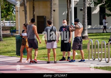 Junge Leute in Miami Beach besuchen für Spring Break während Coronavirus Covid 19 Pandemie Stockfoto