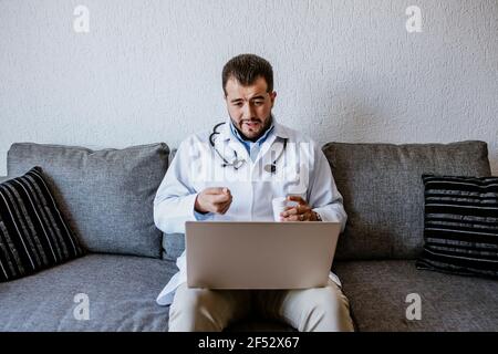 latein Arzt Mann Beratung online und die Arbeit mit Computer bei Zuhause in Mexiko-Stadt Stockfoto
