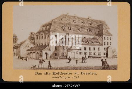 Dresden. Morettisches Theater oder Comedy-Haus im italienischen Dorf (Theaterplatz), soogen. Kleines Hoftheater (Massivbau 1761, Erweiterung 1783, Lobby 1793; J. H. Black). Fotografie nach Kolor. Kupferstich / Radierung von K. H. Beichling, um 1835. Albumin-Schale auf Karton (Carte-de-visit mit Bezeichnung) Stockfoto