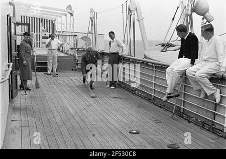 Boardleben Milwaukee. Passagiere spielen auf dem Shuffleboard des Oberdecks Stockfoto