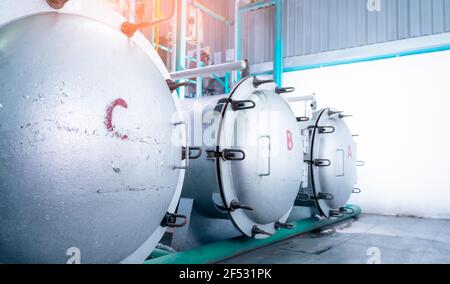 Hochdruck-Verarbeitung oder Hochhydrostatik-Druckmaschine für Lebensmittel. Metalltank in der Lebensmittelfabrik. Konservierung von Lebensmitteln. Stockfoto