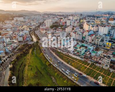 Luftaufnahme der Stadt Dalat. Die Stadt liegt auf dem Langbischen Plateau in den südlichen Teilen der Region Zentralhochland in Vietnam Stockfoto