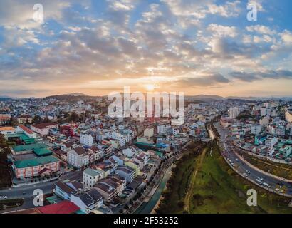 Luftaufnahme der Stadt Dalat. Die Stadt liegt auf dem Langbischen Plateau in den südlichen Teilen der Region Zentralhochland in Vietnam Stockfoto