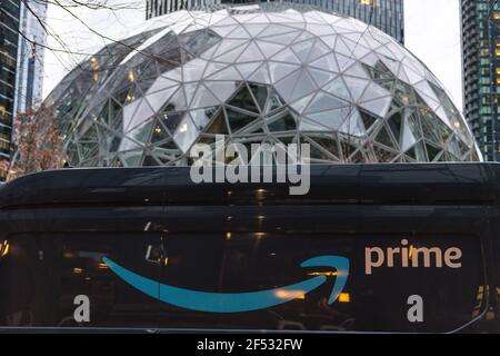 Seattle, USA. März 2021, 23rd. Ein Amazon Prime Truck außerhalb der Amazon-Sphären in South Lake Union. Stockfoto
