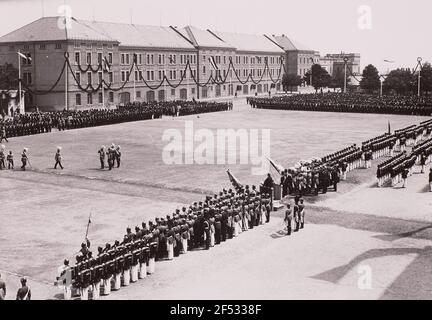 Friedrich August III., König von Sachsen, und Großherzog Friedrich II. Von Baden besuchen am 17.10.1908 das Infanterieregiment Nr. 103 der Königlich Sächsischen Armee in der König-Albert-Kaserne in Bautzen Stockfoto