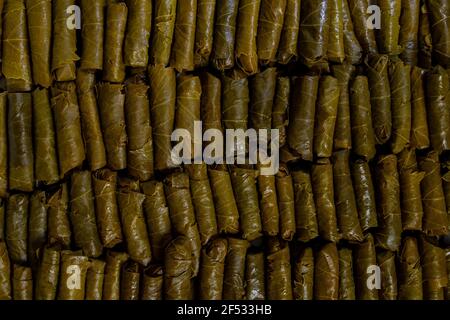 Blick auf köstliche, gefüllte Traubenblätter mit Petersilie und Zitronen genannt Dolma , aus Reben mit Reis, Fleisch und Gewürzen hergestellt. Stockfoto
