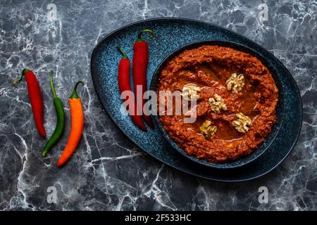 Mhammara ist eine heiße Paprika Dip ursprünglich aus Aleppo, Syrien , Libanon in Levantine und türkische Küche gefunden. Stockfoto