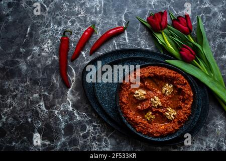 Mhammara ist eine heiße Paprika Dip ursprünglich aus Aleppo, Syrien , Libanon in Levantine und türkische Küche gefunden. Stockfoto