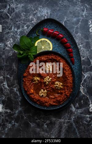 Mhammara ist eine heiße Paprika Dip ursprünglich aus Aleppo, Syrien , Libanon in Levantine und türkische Küche gefunden. Stockfoto