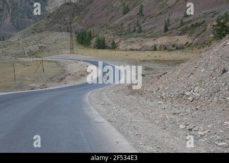 Motorradfahrer Biker ist mit dem Motorrad auf einem gewundenen Berg unterwegs Straße im Sommer Stockfoto