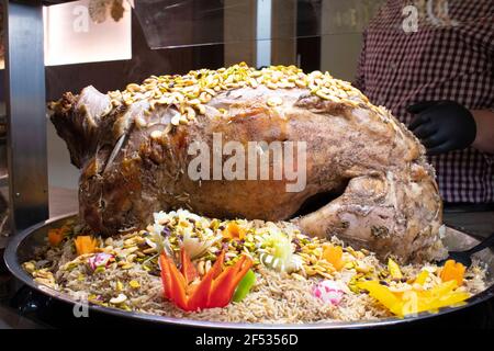 Kabsa, Kabsah ist eine Familie gemischter Reisgerichte, die aus Saudi-Arabien stammen, aber in vielen arabischen Staaten von Th allgemein als Nationalgericht angesehen wird Stockfoto