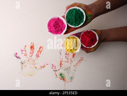 holi grüßt Ansicht der Hände mit Gulal für Hindu Frühling festival der Farben Stockfoto