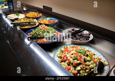 Ein arabisches Buffet mit orientalischem Speisenbuffet, Sideboard platziert Ein öffentlicher Bereich, in dem die Gäste sich selbst bedienen können Stockfoto