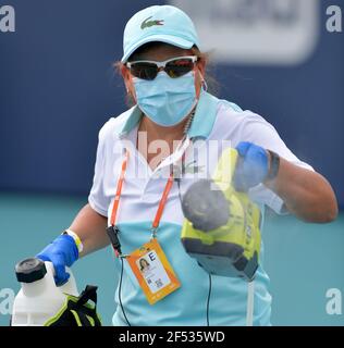 MIAMI GARDENS, FL - 22. MÄRZ: Covid-19 Cleaning Crew sah Reinigung und Desinfektion von Plätzen, nachdem die Spieler in der Qualifying-Runde am Tag 1 der Miami Open am 22. März 2021 im Hard Rock Stadium in Miami Gardens, Florida konkurrieren. Personen: Covid-19 Reinigungscrew Kredit: Storms Media Group/Alamy Live News Stockfoto