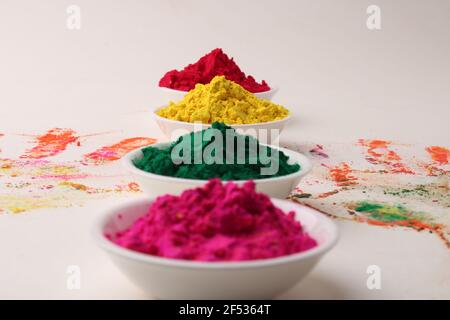 Holi Grüße - Organic Gulal in Schale für Festival von Farben Stockfoto