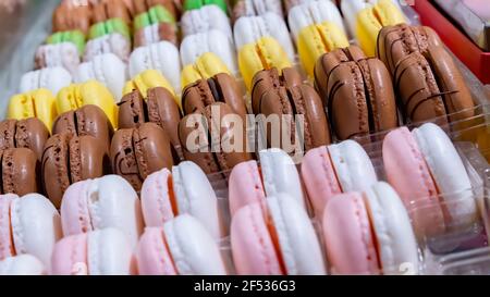 Makronen oder Makronen, Nahaufnahme bunte Macarons Dessert mit Vintage Pastelltönen, Kuchen, süßes Essen. Stockfoto
