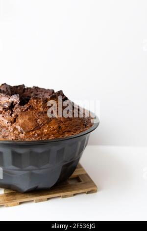 Hausgemachter Schokoladenkuchen auf Holztisch gegen weißen Hintergrund. Stockfoto